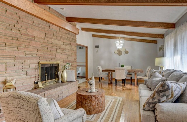 4bed/2bath retreat:Modern comfort, timeless charm. Your Ideal short-term escape.