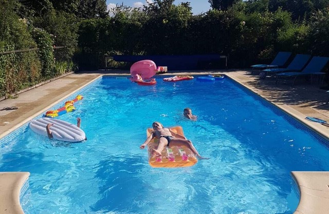 Alojamiento de lujo en una granja con piscina cerrada climatizada con energía solar