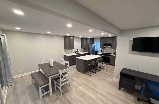 Spacious Freshly Renovated 4Br/2Ba house with AC and WiFi Near O'Hare Airport