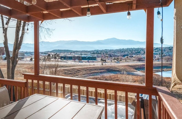 🏔 4BR - Arcade - Hot Tub - Foosball- Cozy Mountain View Home!