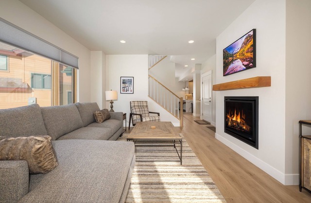 Cozy cabin near slopes w/ mountain views