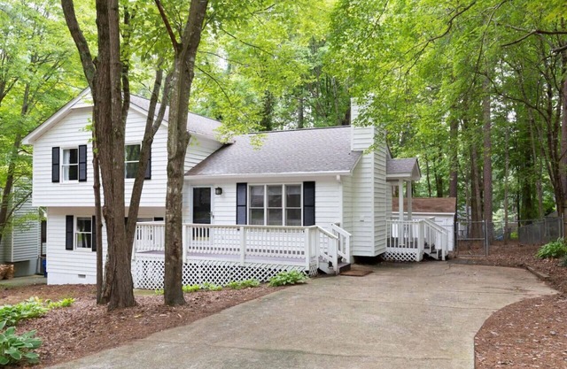 4BR Kid Friendly Fenced in Yard Playset