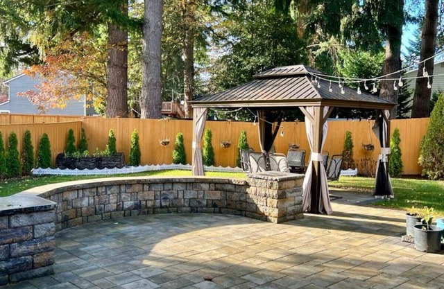 4BR Luxurious Home, Backyard + Gazebo + Jacuzzi