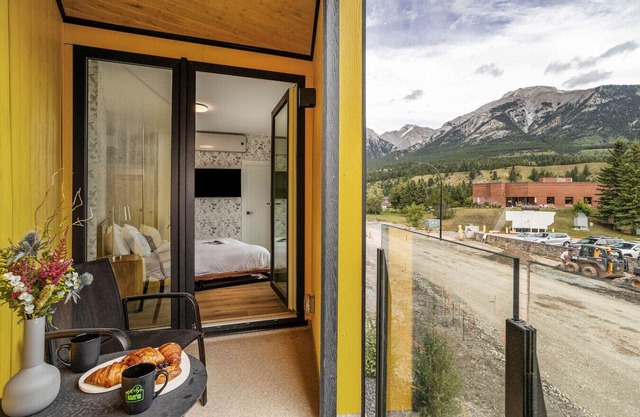 4BR Luxury Mountain Retreat| Pvt HotTub| Sleeps 17