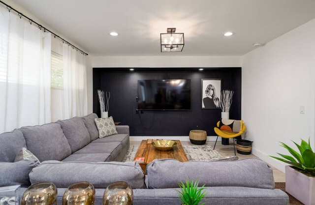 4BR Mod House | Pool + Spa + Grill | Near Old Town