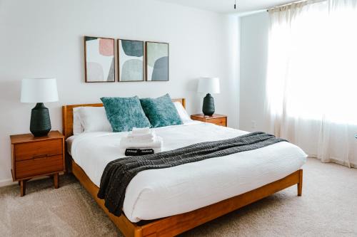4br Modern Getaway - Mins To Ua, King Bed