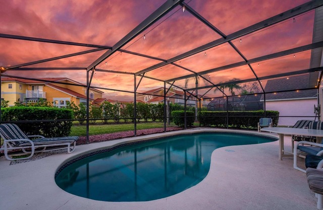 4BR w/ Heated Pool near Disney & Lake - Sleeps 10!