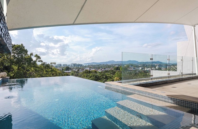 4BRHilltop Villa Pool Views Jacuzzi V203