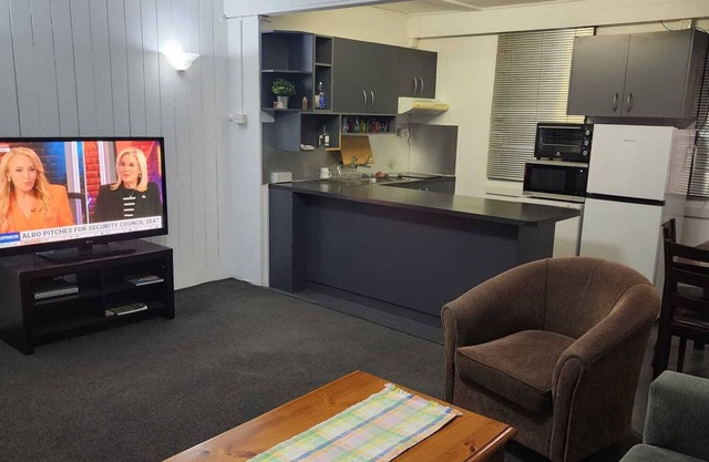 4km to parliament, 400m to Fyshwick Markets, fully furnished with room for 4