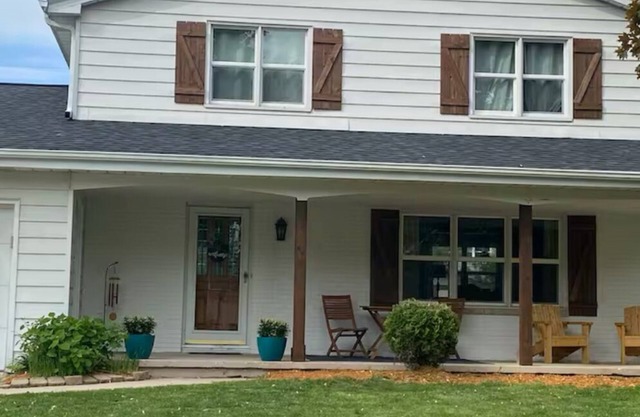 5 hab Hermosa casa en vecindario seguro 7 minutos en coche de Lambeau