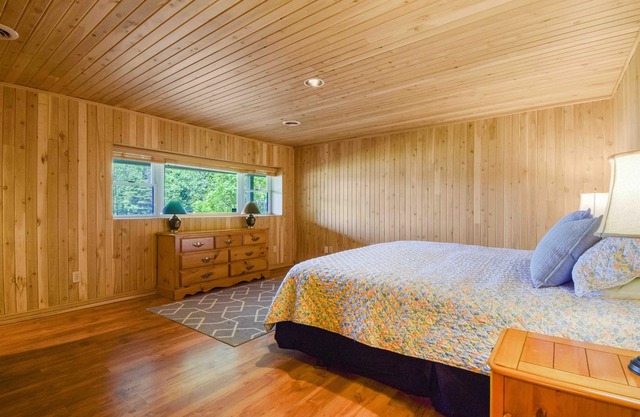 5 Bed 3 Bath Sun-Filled Beautiful Lakeside Cottage on Lake Muskoka