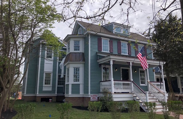 Nueva casa de 5 dormitorios y 4 baños con piscina a solo 5 cuadras de la playa