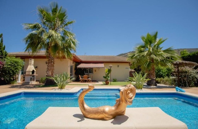 LUXURY! 5-bed chalet in Albir, with swimming pool, AC, 20-min-walk to beach.