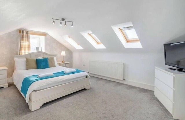 5 Bed House -Sleeps 10- Hot Tub - Garden - Parking