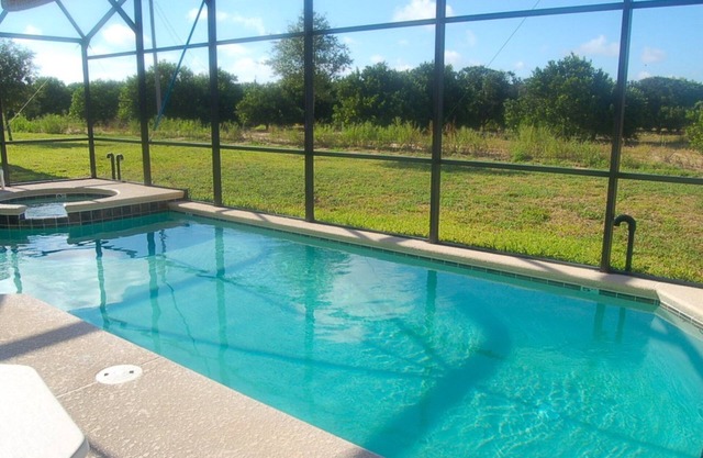 5 dormitorios, 3. 5 baños piscina / spa en casa Sala de juegos en comunidad cerrada.