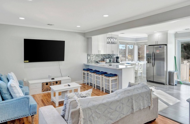 5-Bedroom, 3-Bath Retreat Sleeps 10 Free Parking & Modern Upgrades