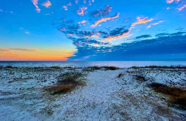 5 Bedroom Beach House Slps 12 - Private Beach - Shells - Fishing -Screened porch