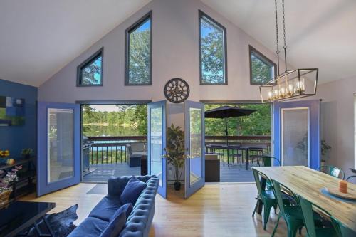 5 Bedroom Cozy Retreat Lakefront