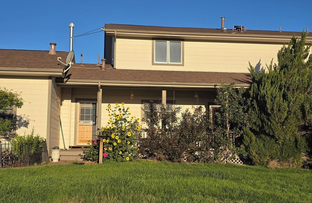 5-bedroom farmhouse in lovely Bennett with WiFi, AC, fitness area. Close to DIA