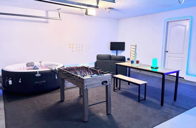 5-bedroom Game House with Gym - Hot Tub - Game Room - Sleeps 12