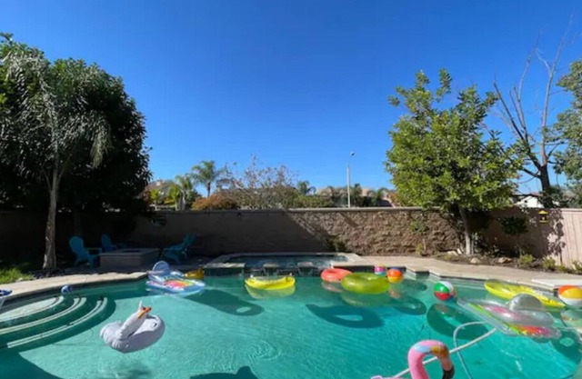 5-bedroom Home with Pool <30 miles to Disneyland