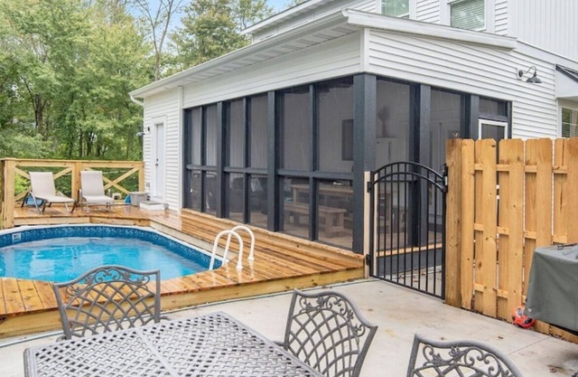 5-bedroom house with pool & hot tub, Lake MI beach access, theatre & game rooms