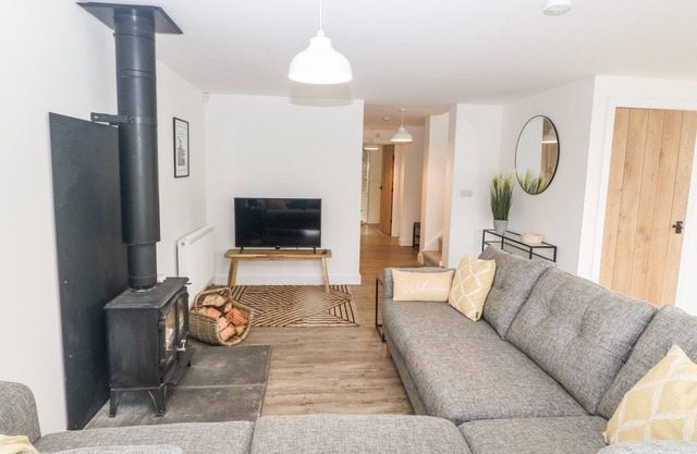 5 CLEIFIOG FAWR, family friendly, luxury holiday cottage in Valley