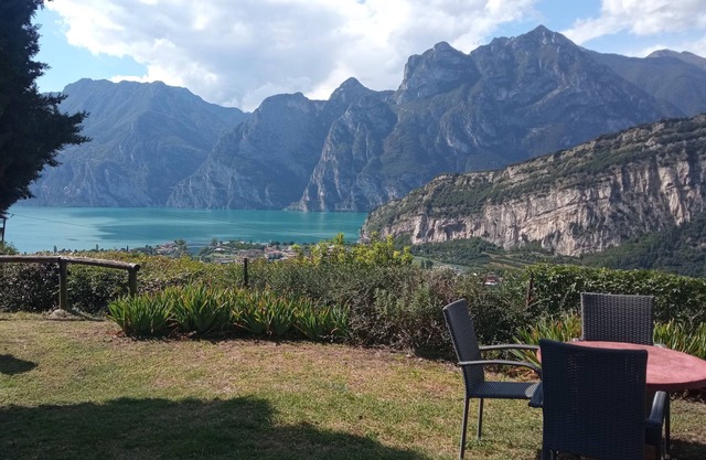 Jardín Belvedere 5 con gran jardín gran vista en Gardalke