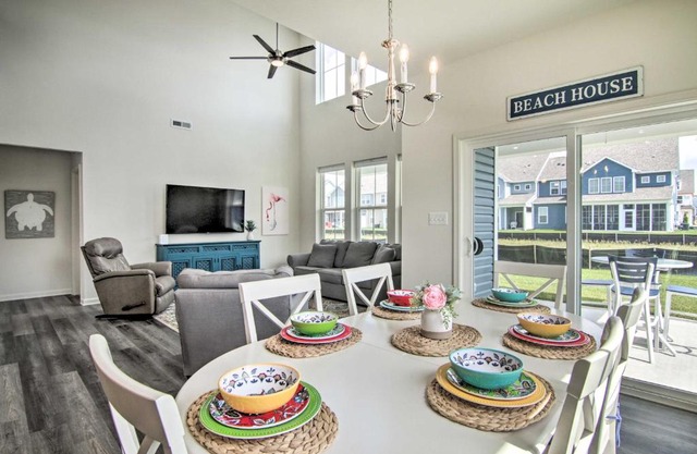 5 Mi to Beach Bright Bishops Landing Home!