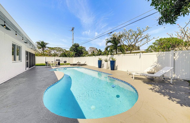 5 Mi to Boca Raton Museum of Art: Delray Beach Gem