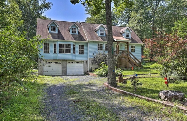 ¡NUEVO! Pocono Mtn Retreat w / Hot Tub - Walk to Lake