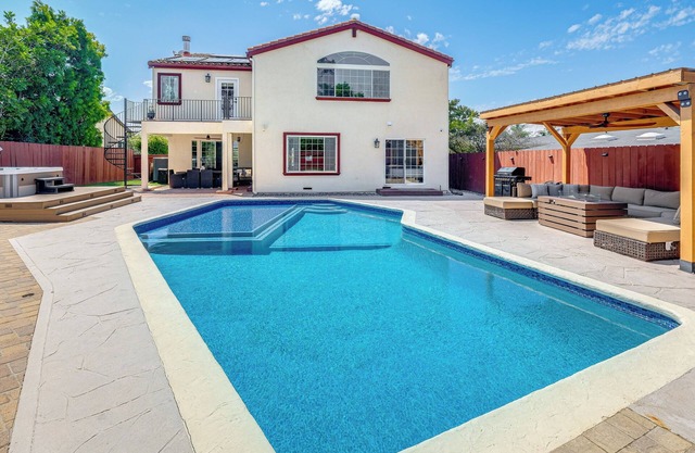 5 Mi to La Jolla Cove: Spacious Retreat w/ Hot Tub