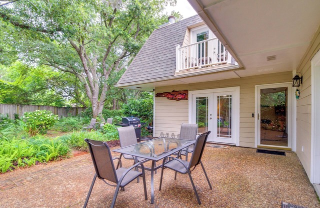 5 Mi to Pensacola Beach: Townhome w/ Yard!