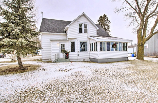 Two Rivers ‘Thiede House’ - Walk to Lake Michigan!