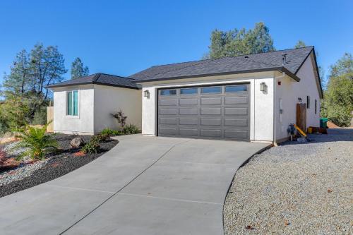 5 Mi to Shasta Lake Newly Built Home with Backyard!
