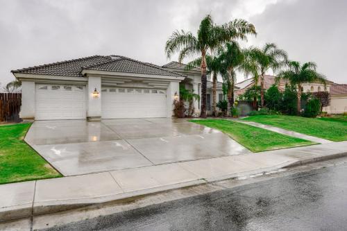 5 Mi to the Marketplace Roomy Bakersfield Retreat