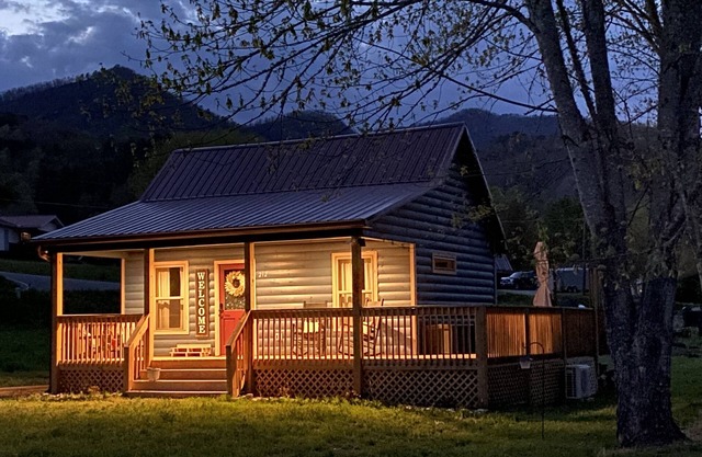 5 min to POLAR EXPRESS and Downtown BC - Romantic little cabin with HOT TUB