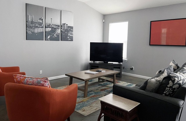 5 mins or less to Sea World! BMT Family Getaway, BBQ & firepit! 3b/2bth