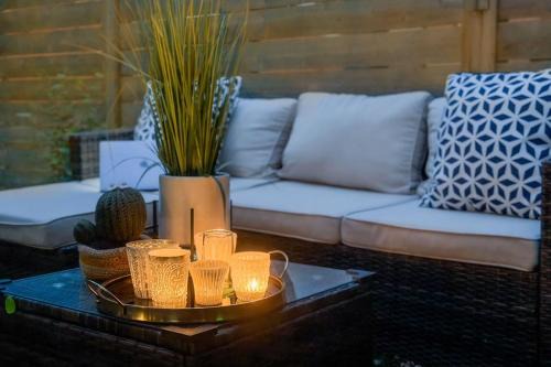 5 Mins to Downtown, Airport, Luxe 2023-NewBuild 3BR Retreat, Outdoor