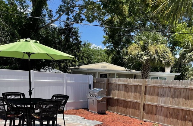 5 Mins to the fairgrounds! 2/1 Cozy private home