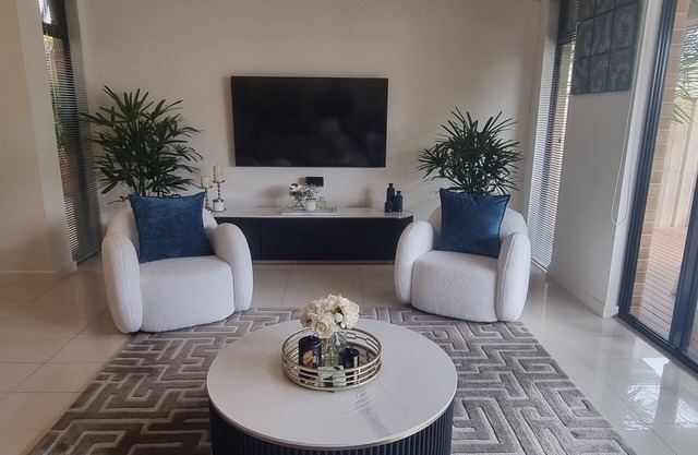 5 minute walk to the beach. 2 minute walk to River Torrens walking/ bike paths.