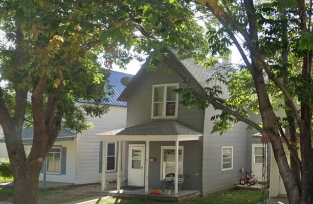 5 minute walk to the Capitol State and surroundings!