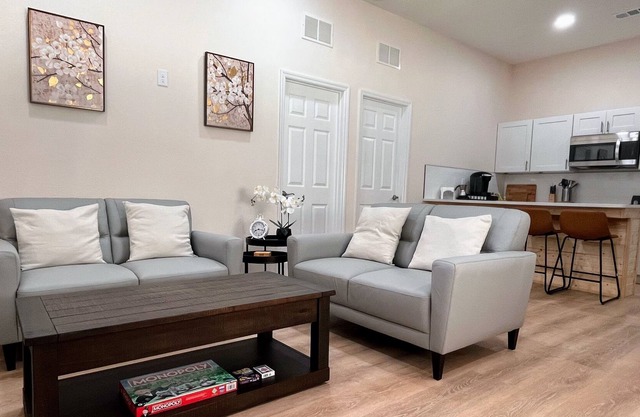 5 minutes to Busch Garden theme park! Cozy two-bedroom bungalow