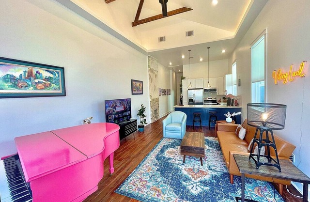 5 Minutes to the French Quarter and More! W/ Pink Piano and Huge Ceilings!!