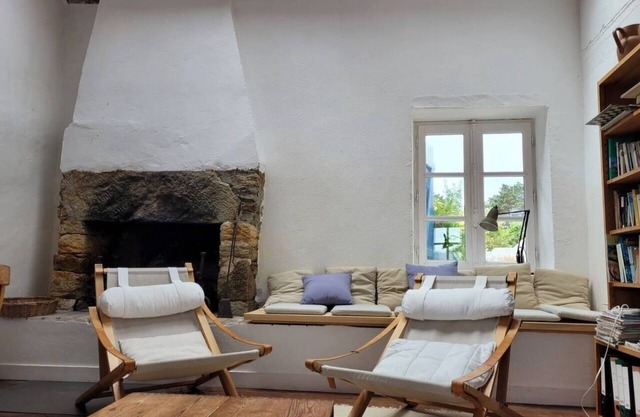 5 minutes walk from the Pointe du Skeul....2 charming houses