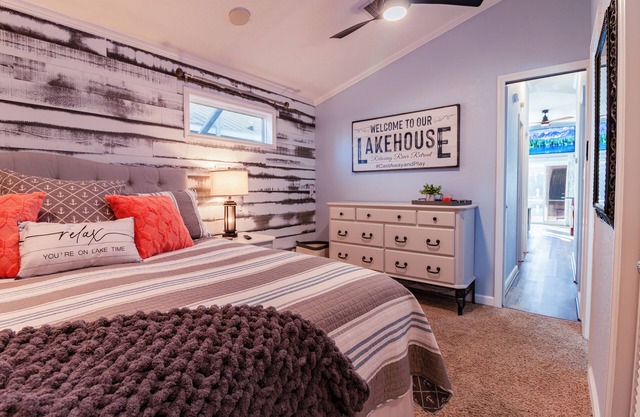 Directly on Flint River w/Deck for Fishing, 2-BR boathouse-10% weekly discount!