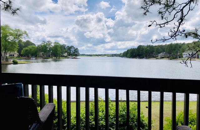 5 Star Pinehurst Lake Condo w Pool & Kayaks. Quiet