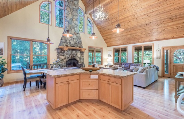 5 Star Winter Wonderland Chalet in Mt. Shasta