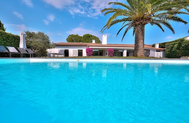 Villa con piscina en prestigioso dominio!
