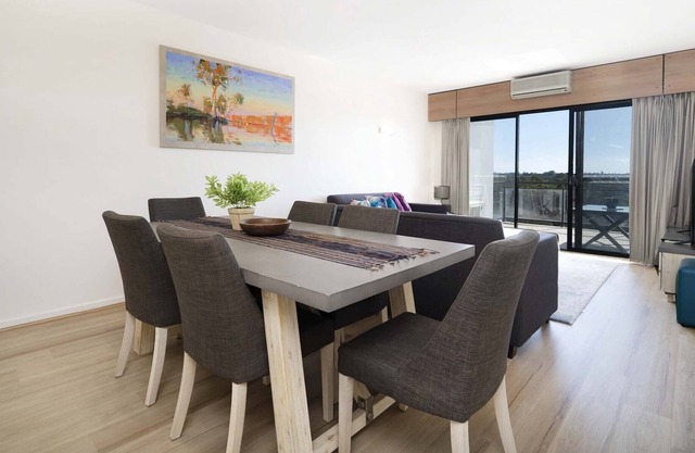 Capacidad para hasta 6 personas, 5to piso, vistas impresionantes de 180 grados.